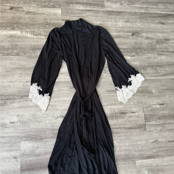 Natori Black and White Lace Trim Robe size M sku# 31 - Picture 2 of 7